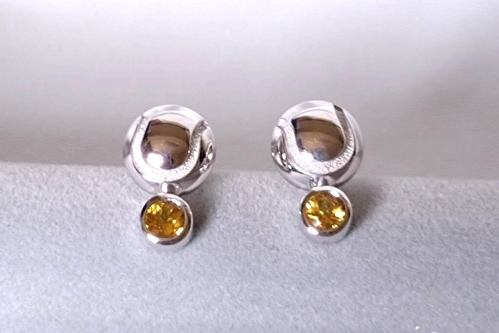イエローサファイアが使用されているピアス