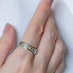 イエローサファイアのリングを着用