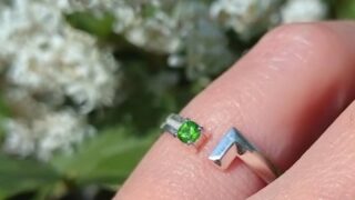 ツァボライトのリングを着用